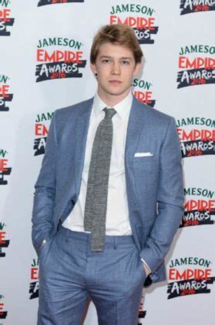 Joe Alwyn Height, Weight, Age, Girlfriend, Career, Family, Facts, Biography