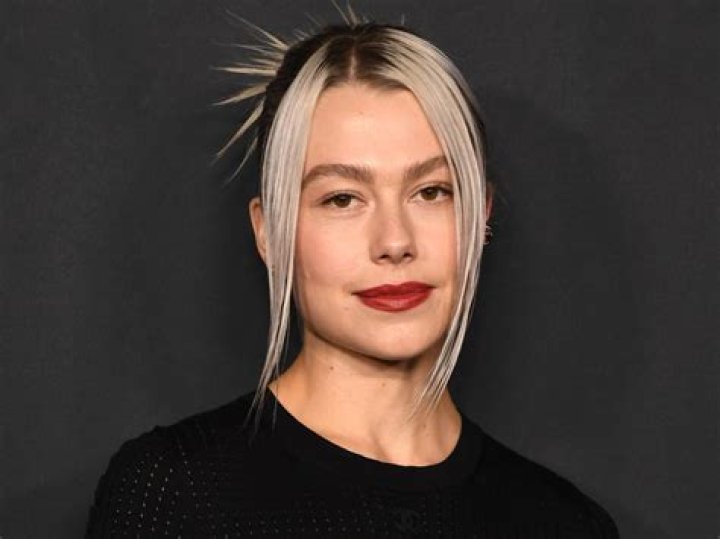 Phoebe Bridgers is mourning on tragic death of her father |
