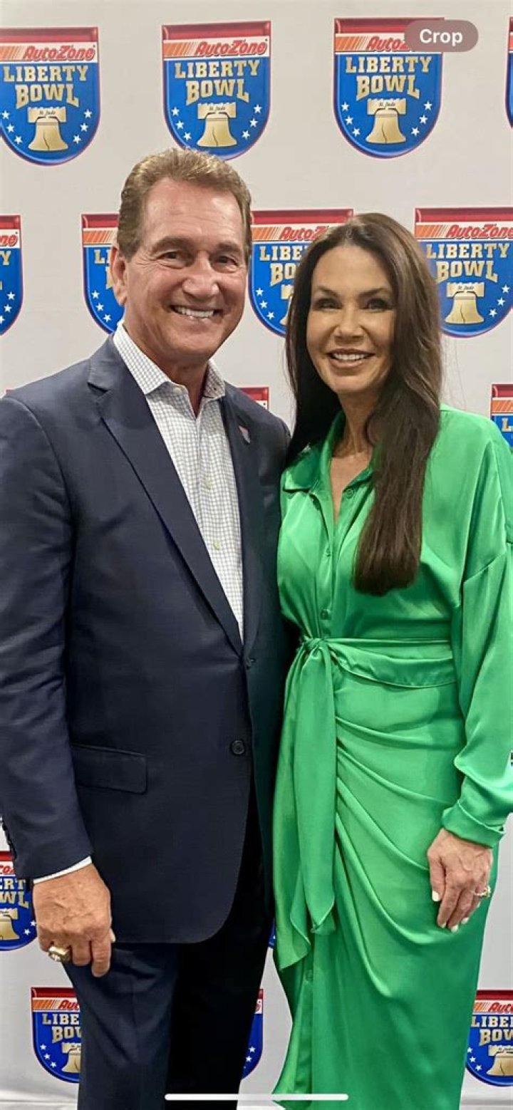 Robin Theismann Age: How Old Is Joe Theismann Wife? Meet The Family